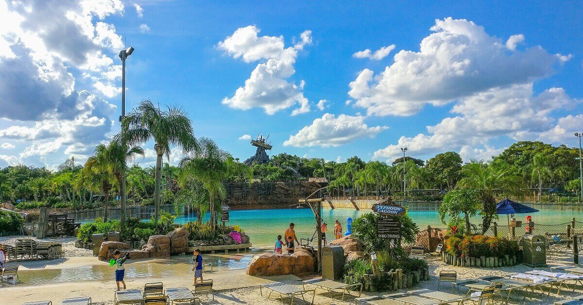 Typhoon Lagoon Blick über den Surf Pool von Typhoon Lagoon auf Fischkutter Miss Tilly auf der Spitze des Mount Mayday