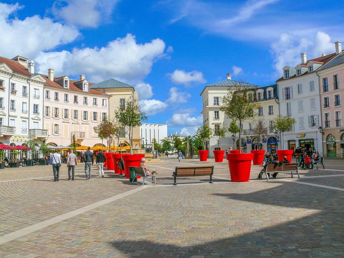 Total of the Place de Toscane Total view of the Place de Toscane from the entrance of the shopping centre