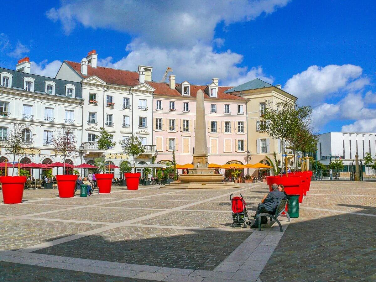 The left side of the Place de Toscane The left side of the Place de Toscane, seen from the shopping centre, with the central obelisk, in the background the town hall of Serris.
