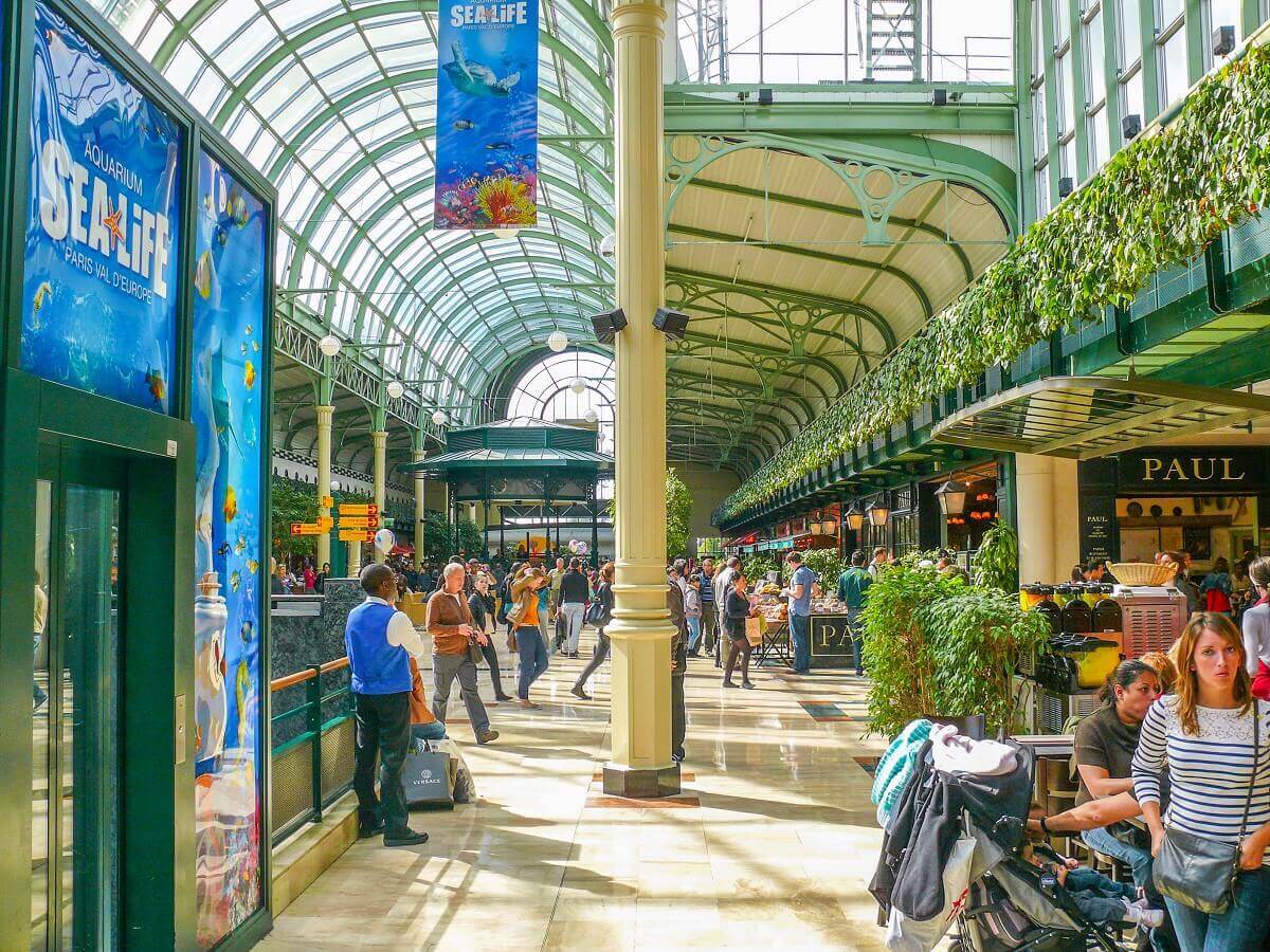 Les Terrasses Food Court in the Val d'Europe shopping centre Les Terrasses Food Court in the Val d'Europe shopping centre