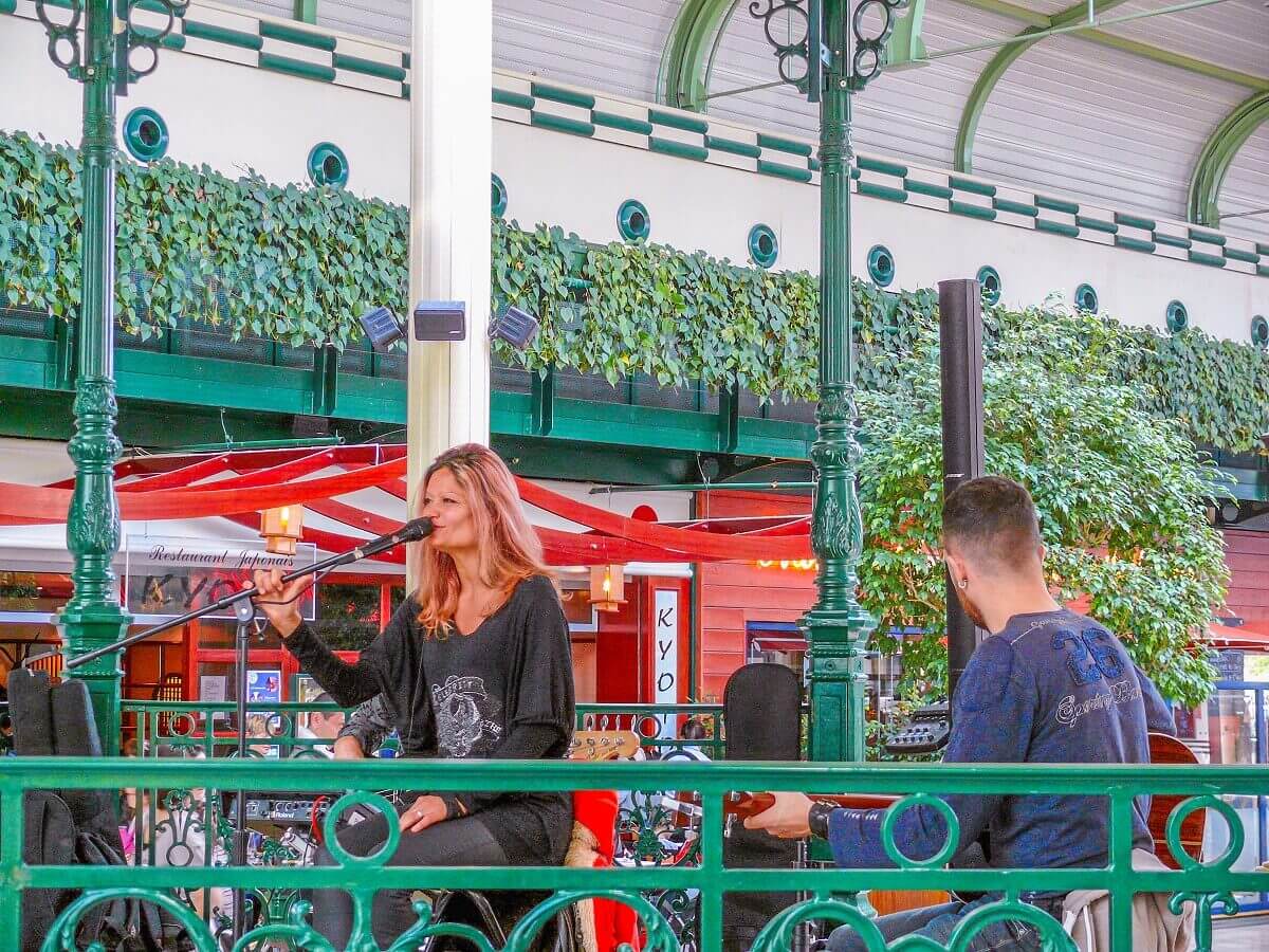 Singer on stage at Les Terasses Singer on stage at Les Terasses