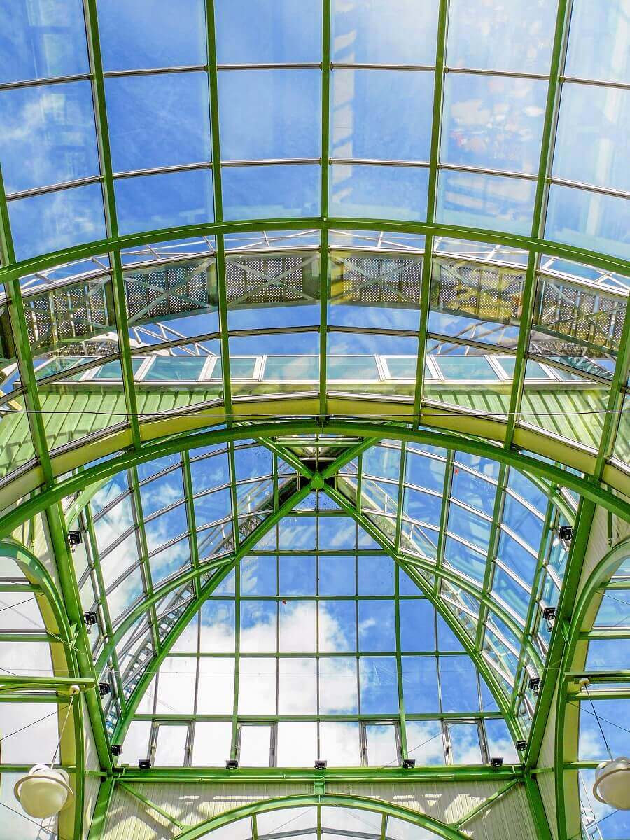 Roof construction The roof construction in the shopping centre is reminiscent of Les Halles in Paris
