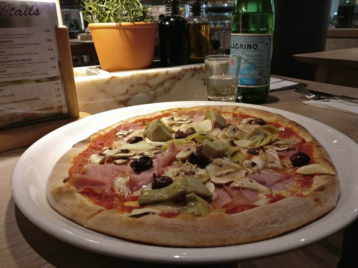Pizza with ham, olives, mushrooms & artichokes Pizza with ham, olives, mushrooms & artichokes