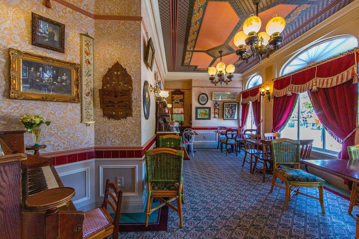 Wide shot of the guest room Wide shot of the richly decorated restaurant, through the windows framed by heavy velvet curtains on the right side one can see the Central Plaza.