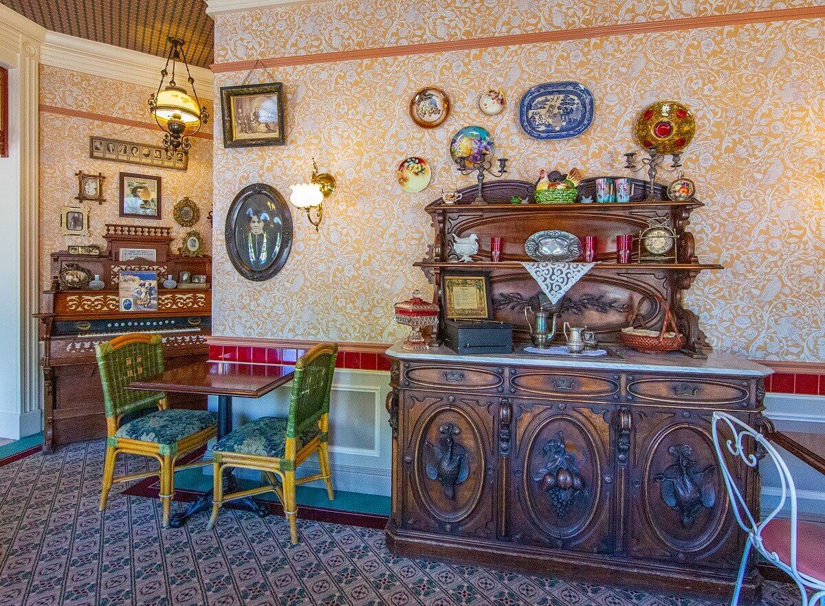 Organ and sideboard One side of the guest room. Left in a niche stands an old organm right a rustic sideboard