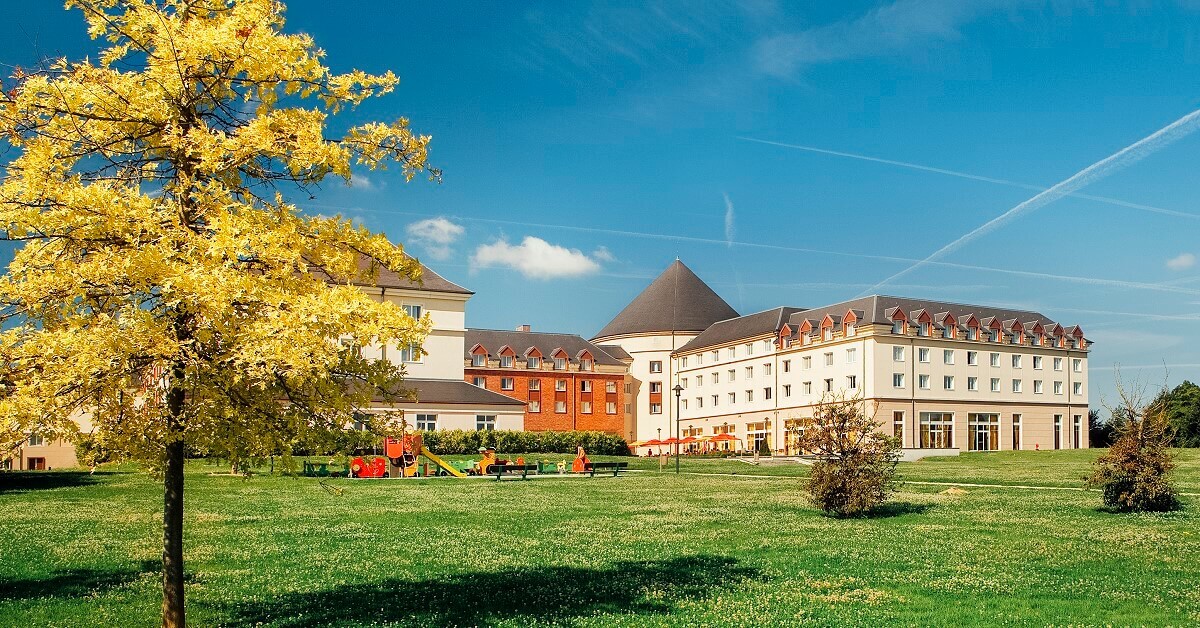Grand Magic Hotel (ex Magic Circus) Hotel The Grand Magic Hotel (ex Magic Circus) at Disneyland Paris from the outside
