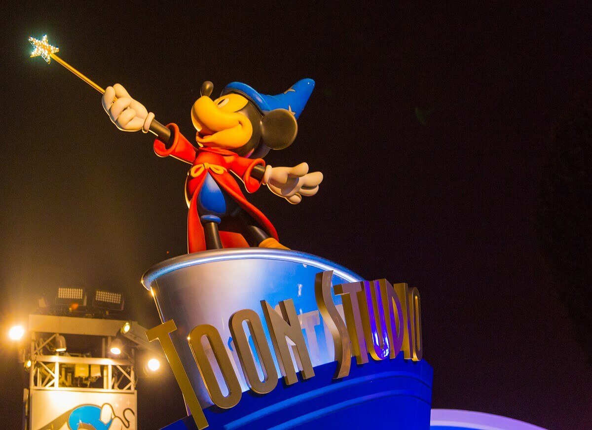 Entrance of Toon Studios by night The Mickey as Sorcerer's Apprentice statue at the entrance of Toon Studios at night