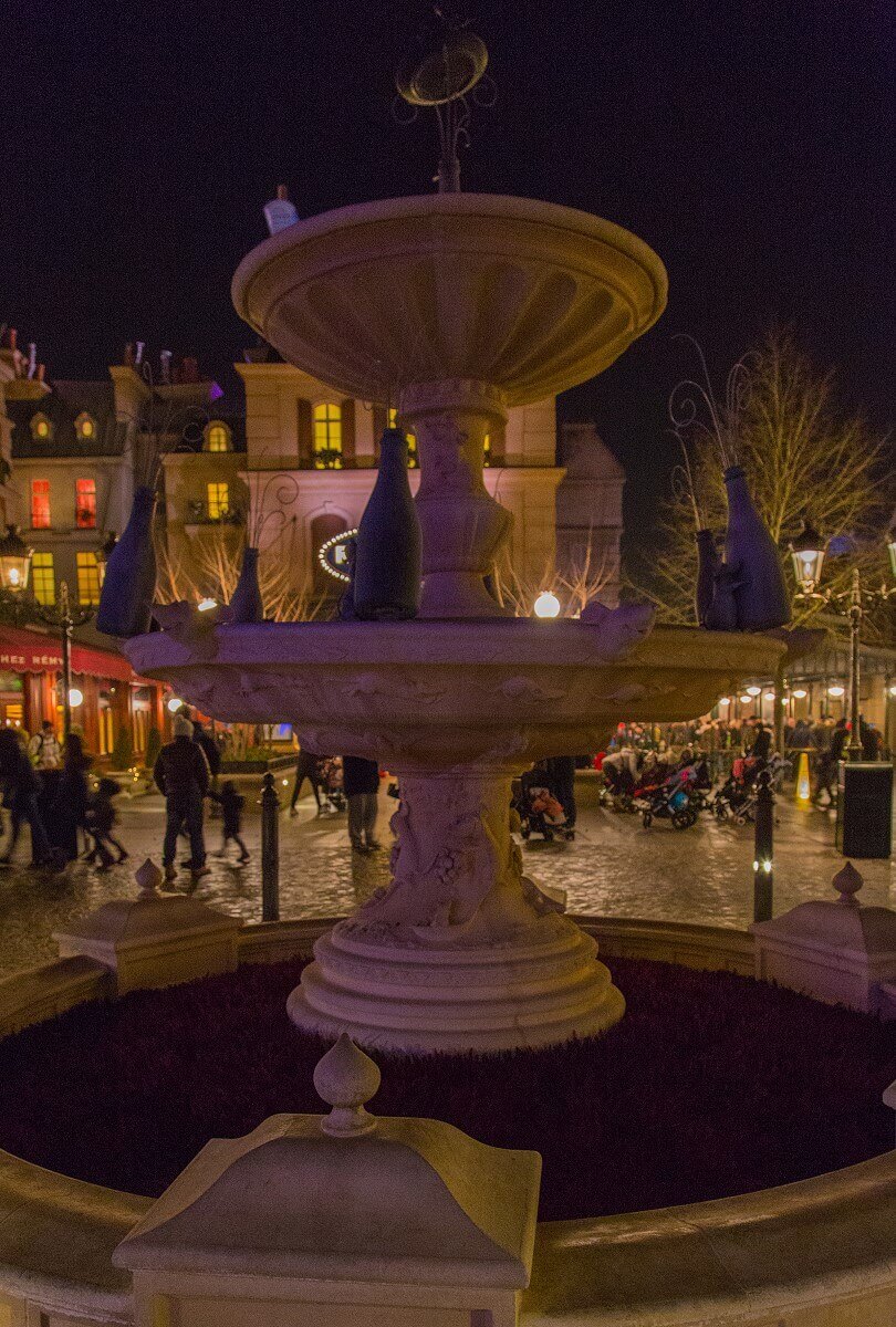Fountain with rats, Remy and champagne The Remy Fountain at the Place de Remy in its winter version with planting instead of water