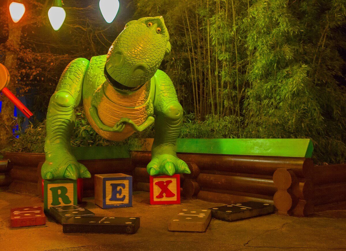 Rex figure as photo location Dino Rex is also active in the Toy Story Playland in the evening