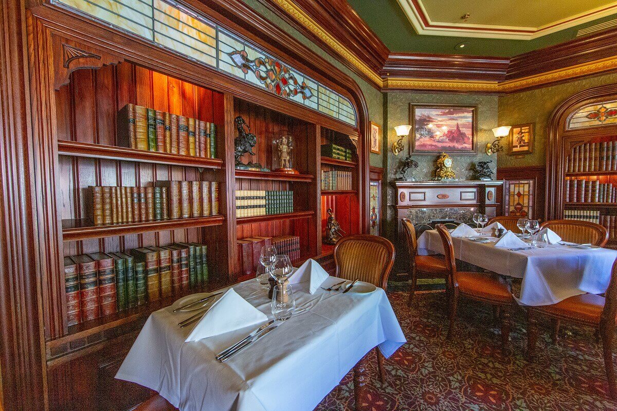 Bookshelves Bookshelves on the left and right in the guest room, at the back end an open fireplace