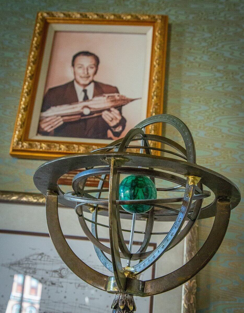 Model of the orbits of planets Model to the orbits of planets, behind it a picture of Walt Disney with a model of the Nautilus