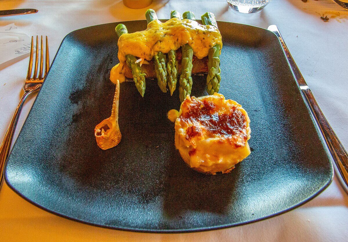 Sham fillet with green asparagus, Bernaise sauce and potato gratin Sham fillet with green asparagus, Bernaise sauce and potato gratin