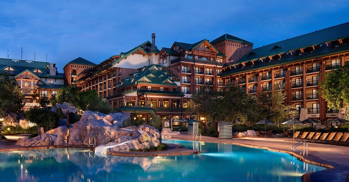Disney's Wilderness Lodge Blick über Pool und Haupthaus der rustikalen Wilderness Lodge